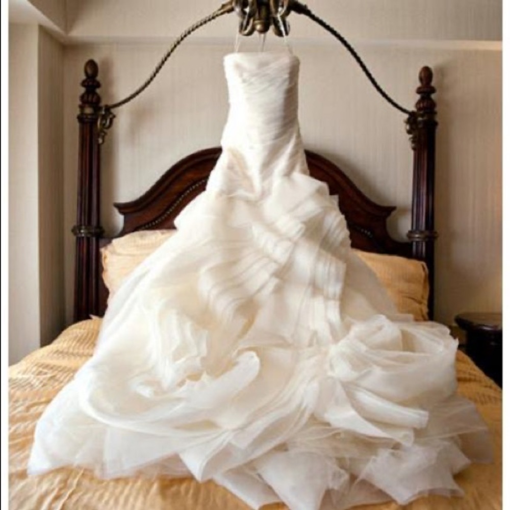 Vera Wang White Organza Trumpet Wedding Gown size 2 (soft white)